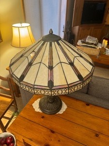 lot 44 image: Plastic Table Lamp