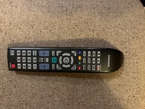 lot 52 image: 22 Samsung TV With Remote
