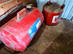 lot 79 image: Three Vintage Items
