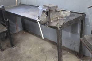 lot 4 image: Ken-Tool 8 KT4800 Bench Vise with 7 Steel Work Bench
