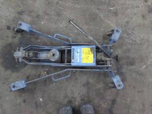 lot 26 image: OTC Clutch Handler Jack 5018