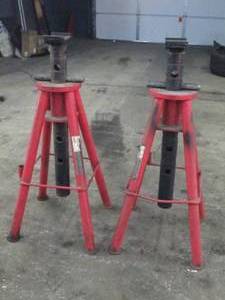 lot 28 image: 2 ATD 10 Ton High Lift Pin Style Jack Stands