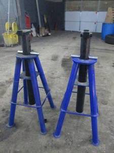 lot 29 image: 2 Carlyle High Lift Pin Style Jack Stands