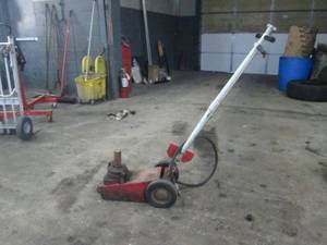 lot 32 image: Norco 22 Ton AirHydraulic Bottle Jack