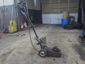 lot 33 image: Pittsburgh 22 Ton Air Hydraulic Floor Jack
