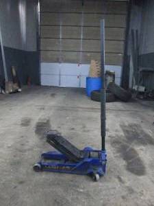 lot 34 image: Napa Carlyle 3.5 Ton Floor Jack