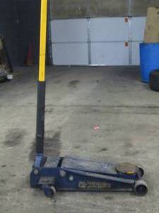 lot 35 image: Napa Carlyle 3.5 Ton Floor Jack