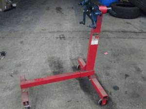 lot 39 image: Heavy Duty 12 Ton Engine Stand