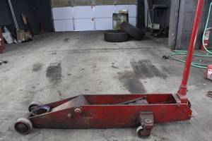lot 21 image: Ranger 10 Ton RFJ-10TL Heavy Duty Long Chassis Floor Jack