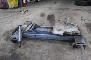 lot 23 image: OTC 5019 Low-lift Transmission Jack with PTO plate