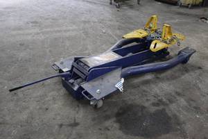 lot 24 image: Hein-Werner HW93718 1 Ton Transmission Floor Jack