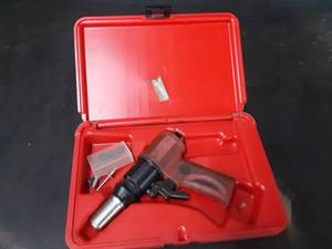 lot 76 image: Huck (AK-175A) Power Set Pneudraulic Riveter