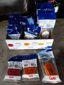 lot 214 image: 30 Assorted Clearance Marker Lamps (round,oval)