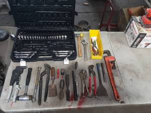 lot 323 image: Half Full Klutch Socket Set, Handful of assorted Hand Tools