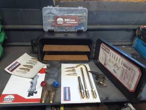lot 328 image: Detroit DHC 2000 Torch and Torch Accessories