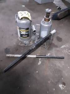 lot 333 image: 2 Bottle Jacks EverCraft (12 Ton, 10 Ton)