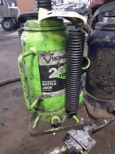 lot 334 image: 20 Ton Bottle Jacks AirHydraulic and 20 Ton Hand Jack