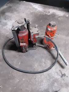 lot 335 image: 2 Bottle Jacks ( 20 Ton AirHydraulic and 10 Ton Hydraulic)