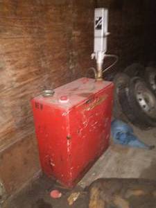 lot 380 image: Red Tank Bulk with Panter HP Air Pump