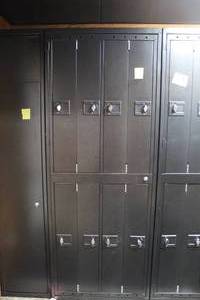 lot 419 image: 8 Bank Set of Lockers with Key 30x21x81