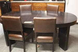 lot 440 image: Large Oval Dining Room Table with 4 Chairs
