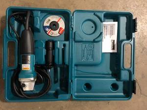 Makita 6 Amp Corded 4 in. Lightweight Angle Grinder with Grinding Wheel, Wheel Guard Side Handle Hard Case  Customer Returns See Pictures