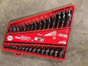 Milwaukee 144-Position Flex-Head Ratcheting Combination Wrench Set SAE (15-Piece)   Customer Returns See Pictures