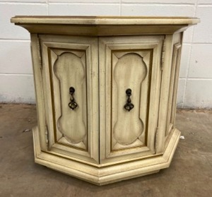 lot 52 image: Vintage CreamyGold Octagon Side Table