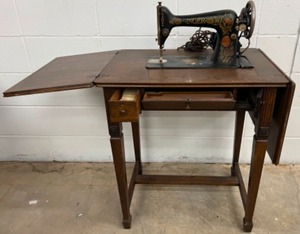 lot 55 image: Antique Singer Sewing Machine in Oak Cabinet