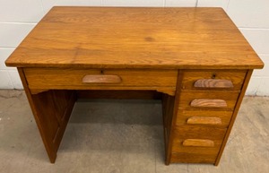 lot 59 image: Vintage Oak Library Desk w5 Drawers