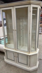 lot 114 image: Vintage Creamy Speckled wSilver Trim Hutch