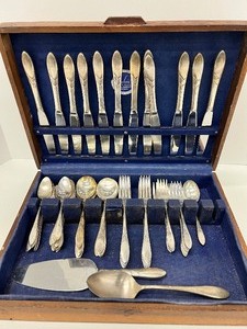 lot 63 image: COMMUNITY Flatware with Wooden Chest