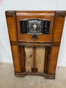 lot 151 image: Antique ZENITH Radio
