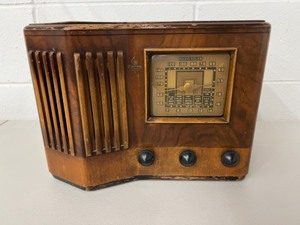 lot 156 image: Art Deco 1939 EMERSON AMShortwave Radio
