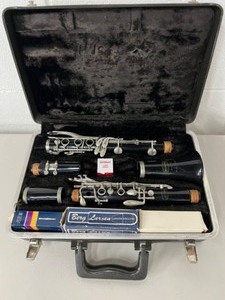 lot 170 image: Vintage BUNDY Resonite Clarinet wHard Case