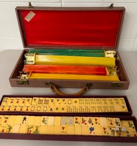 lot 17 image: Vtg ROYAL Depth Control Mah Jong Set with Tiles Mah Jongg GENUINE CATALIN
