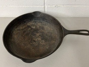 lot 184 image: Vintage GRISWOLD 10 Cast Iron Skillet