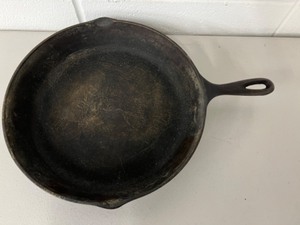 lot 186 image: Vintage GRISWOLD&nbsp10 Cast Iron Skillet