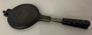 lot 190 image: Antique Norway JOTUL Krumkake or Waffle Cast Iron