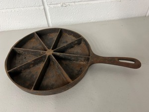 lot 191 image: Antique 9 Corn Bread Cast Iron Divided Pan