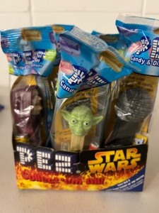 lot 194 image: 13 Star Wars PEZ Characters