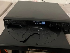 lot 197 image: SONY 5 Disc Changer CDP-CE275
