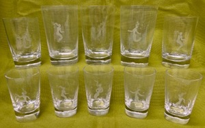 lot 8 image: 13 Vintage Etched MERMAID Bar Glasses