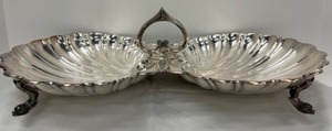 lot 81 image: Vintage Silver Plated Divided Shell wCoy Fish Feet