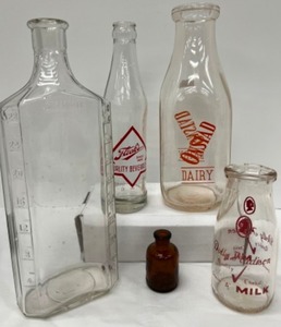 lot 226 image: Collection of Vintage Bottles & Apothecary
