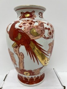 lot 227 image: Rare Vintage Gold PAinted IMARI Porcelain Vase Phoenix Bird Design