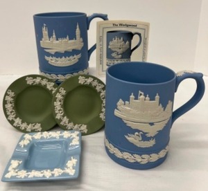 lot 245 image: Vintage Lot of WEDGEWOOD Christmas Mugs and Ashtrays