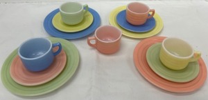 lot 250 image: Vintage Hazel Atlas Art Deco Childrens Tea Set