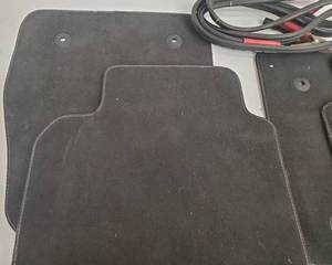 lot 322 image: Set of Car Mats & Jumper Cables