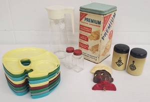 lot 392 image: Vintage Colorful Lunch Trays and Other Retro Fun 